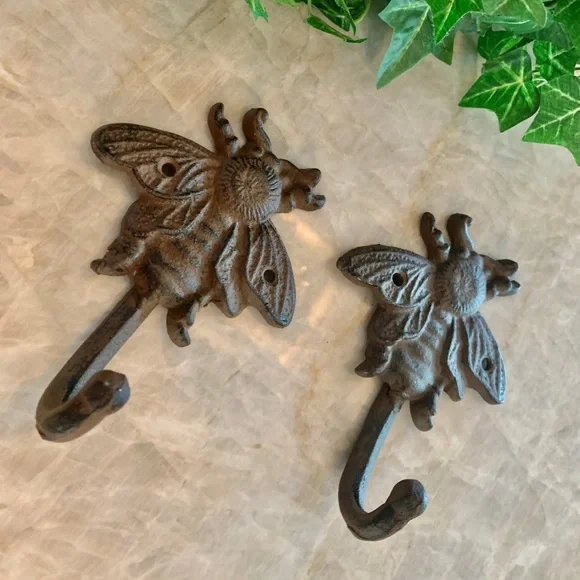 Last Pair Rustic Farmhouse Cast Iron Bumblebee Queen Bee Wall Hooks New - Picture 1 of 1